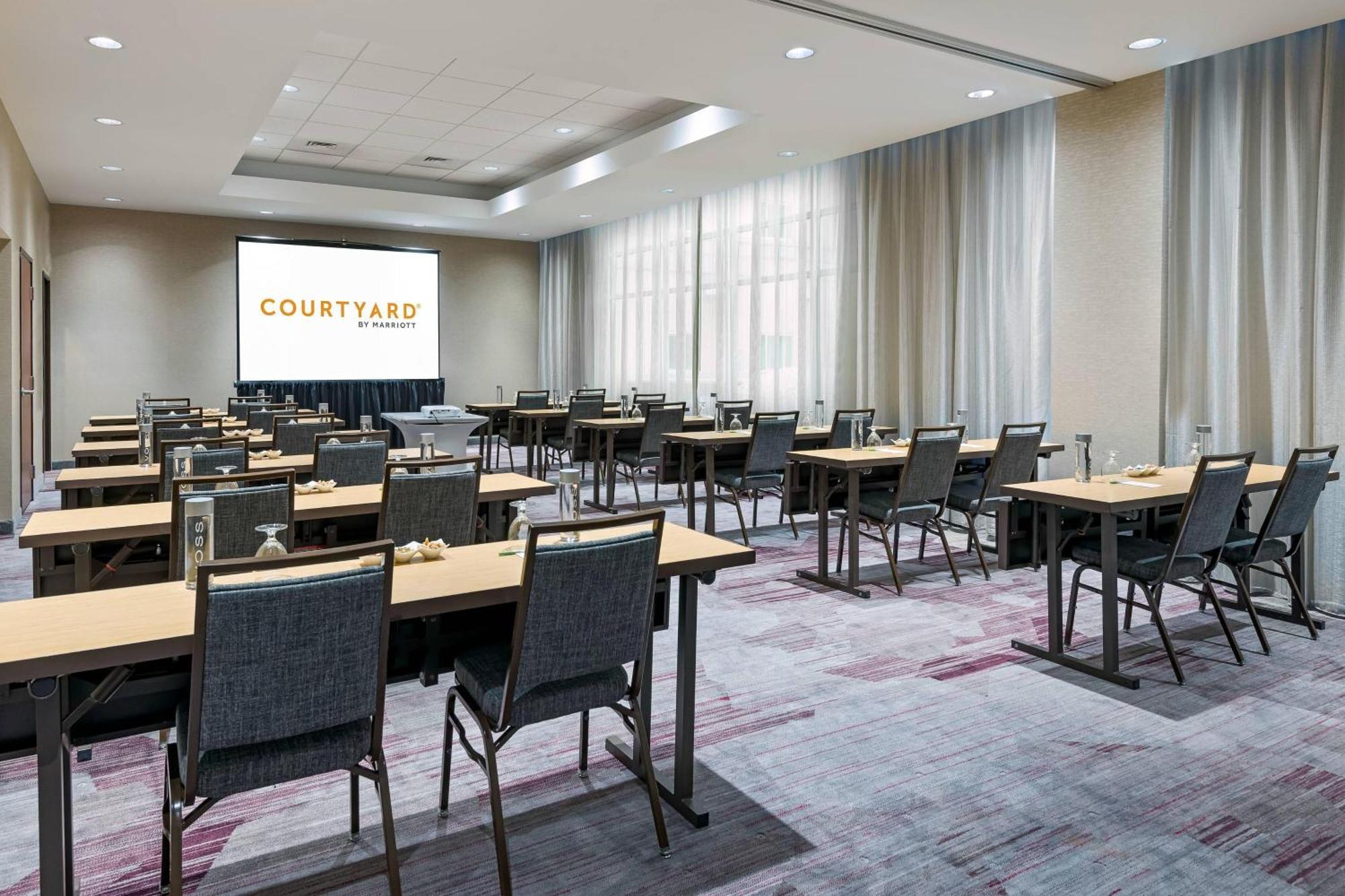 Courtyard Fort Wayne Downtown At Grand Wayne Convention Center Buitenkant foto