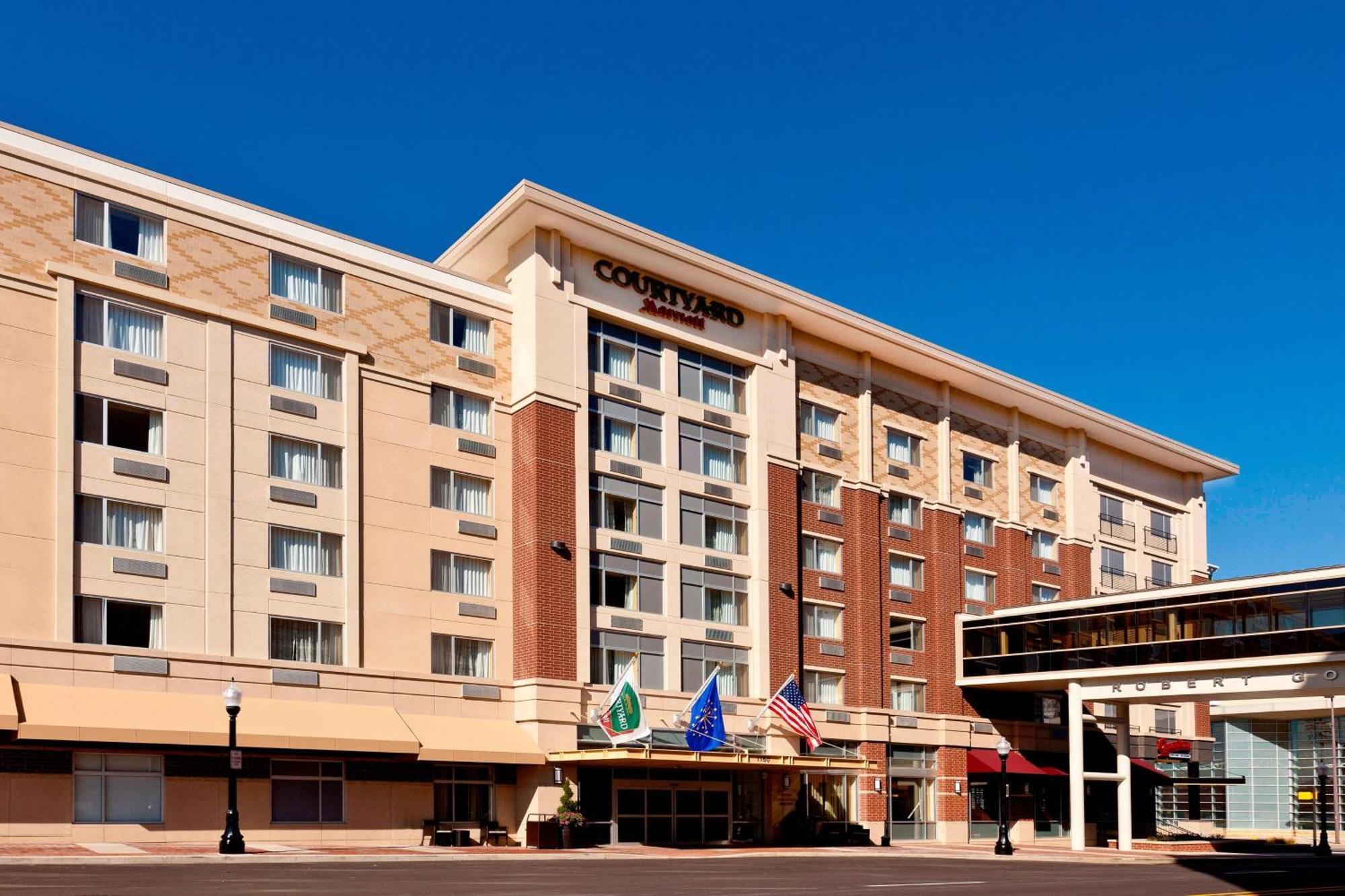 Courtyard Fort Wayne Downtown At Grand Wayne Convention Center Buitenkant foto