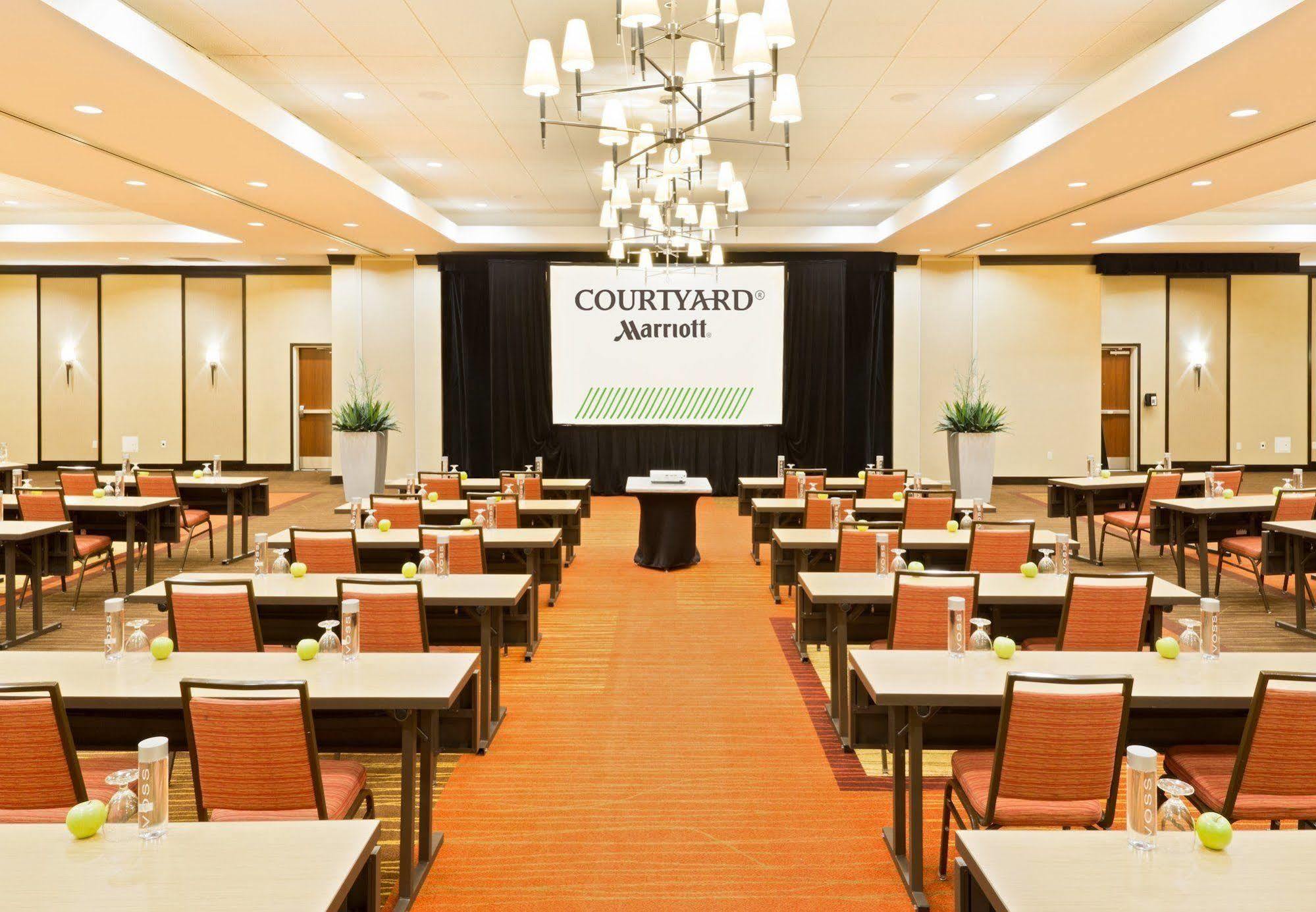 Courtyard Fort Wayne Downtown At Grand Wayne Convention Center Buitenkant foto