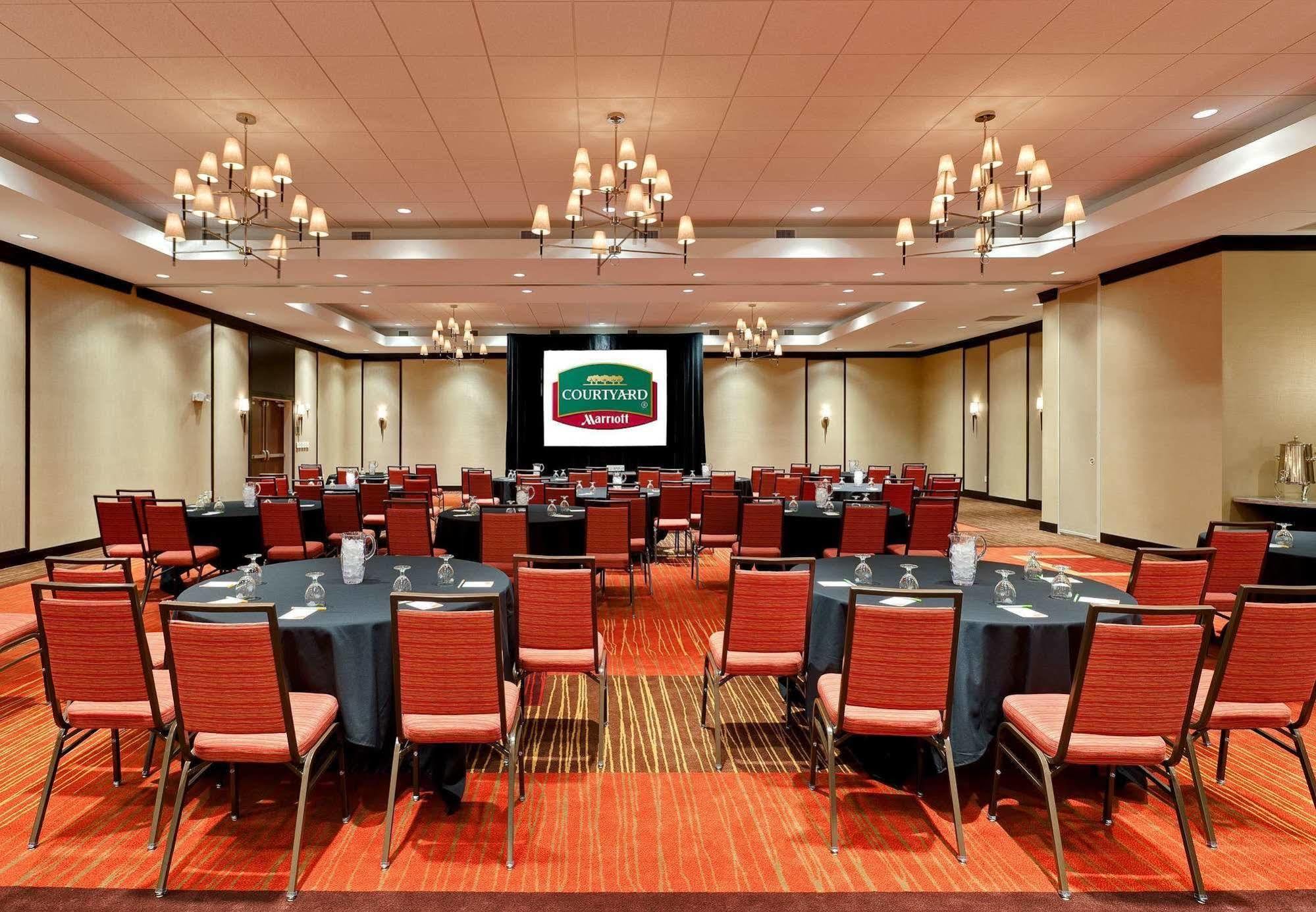 Courtyard Fort Wayne Downtown At Grand Wayne Convention Center Buitenkant foto