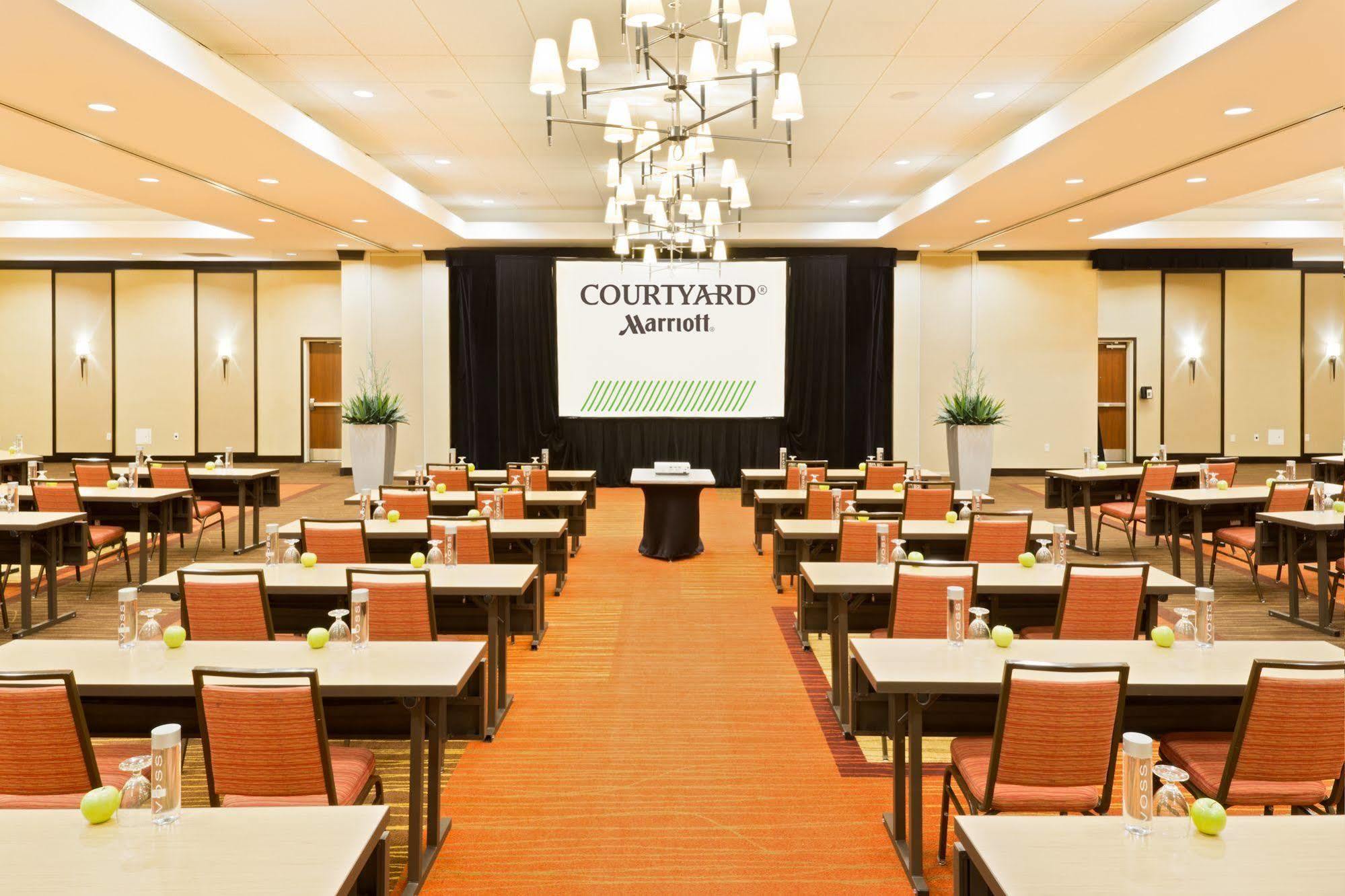 Courtyard Fort Wayne Downtown At Grand Wayne Convention Center Buitenkant foto