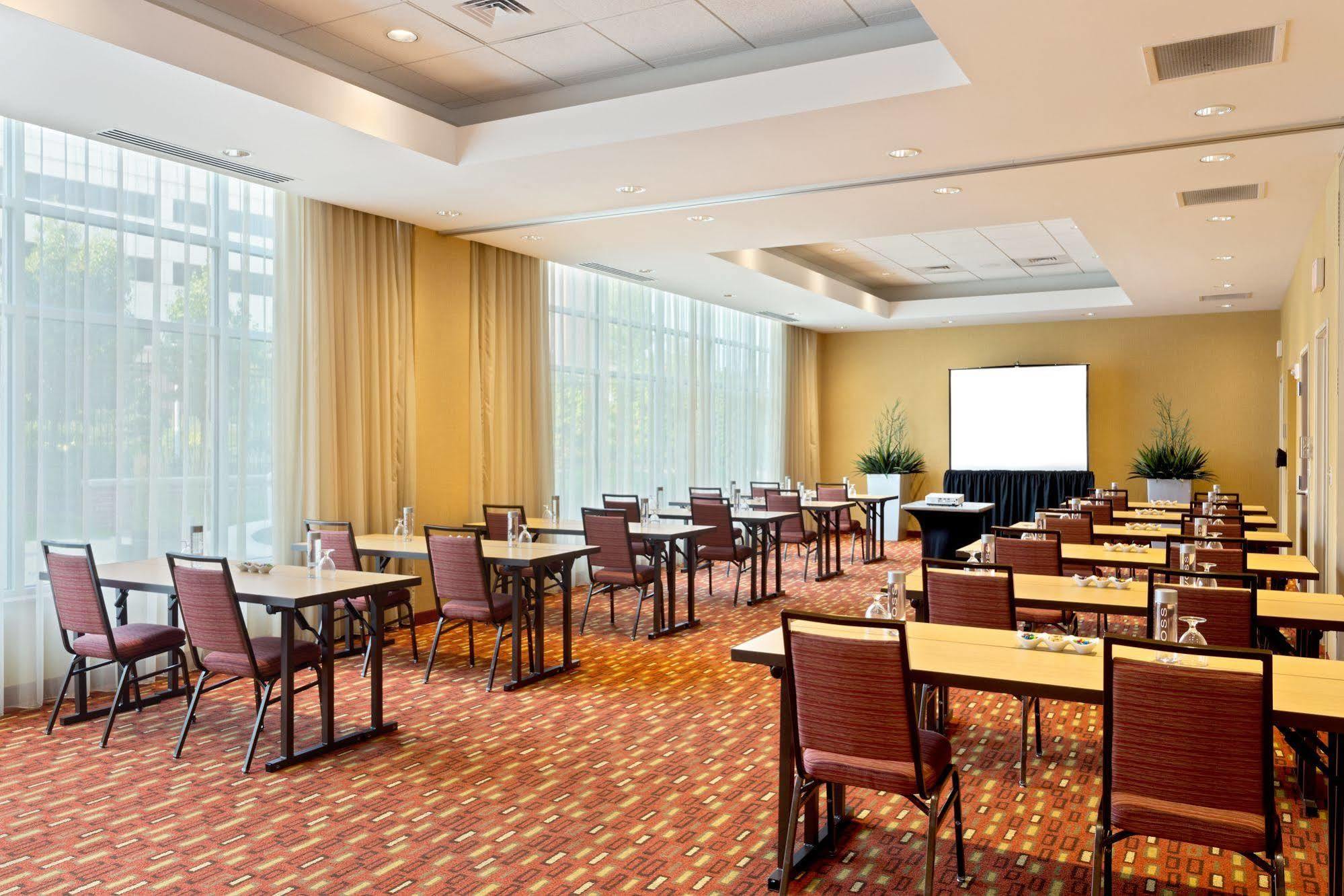 Courtyard Fort Wayne Downtown At Grand Wayne Convention Center Buitenkant foto
