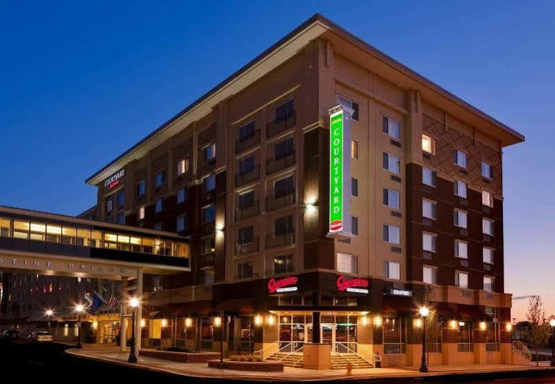 Courtyard Fort Wayne Downtown At Grand Wayne Convention Center Buitenkant foto