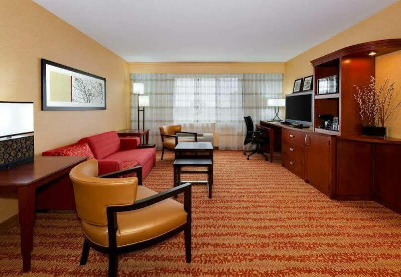 Courtyard Fort Wayne Downtown At Grand Wayne Convention Center Buitenkant foto